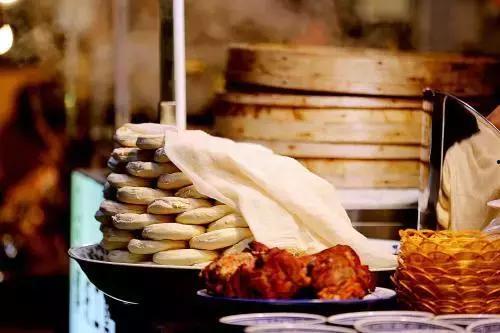 西安美食爆料事件视频,视频揭秘地道风味背后的故事  第1张